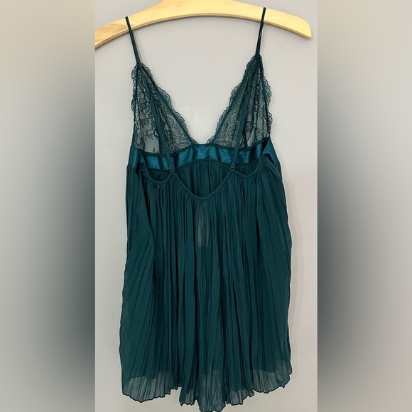 ✨NWT✨ Victoria's Secret: Chemise - Size Medium - Picture 4 of 9